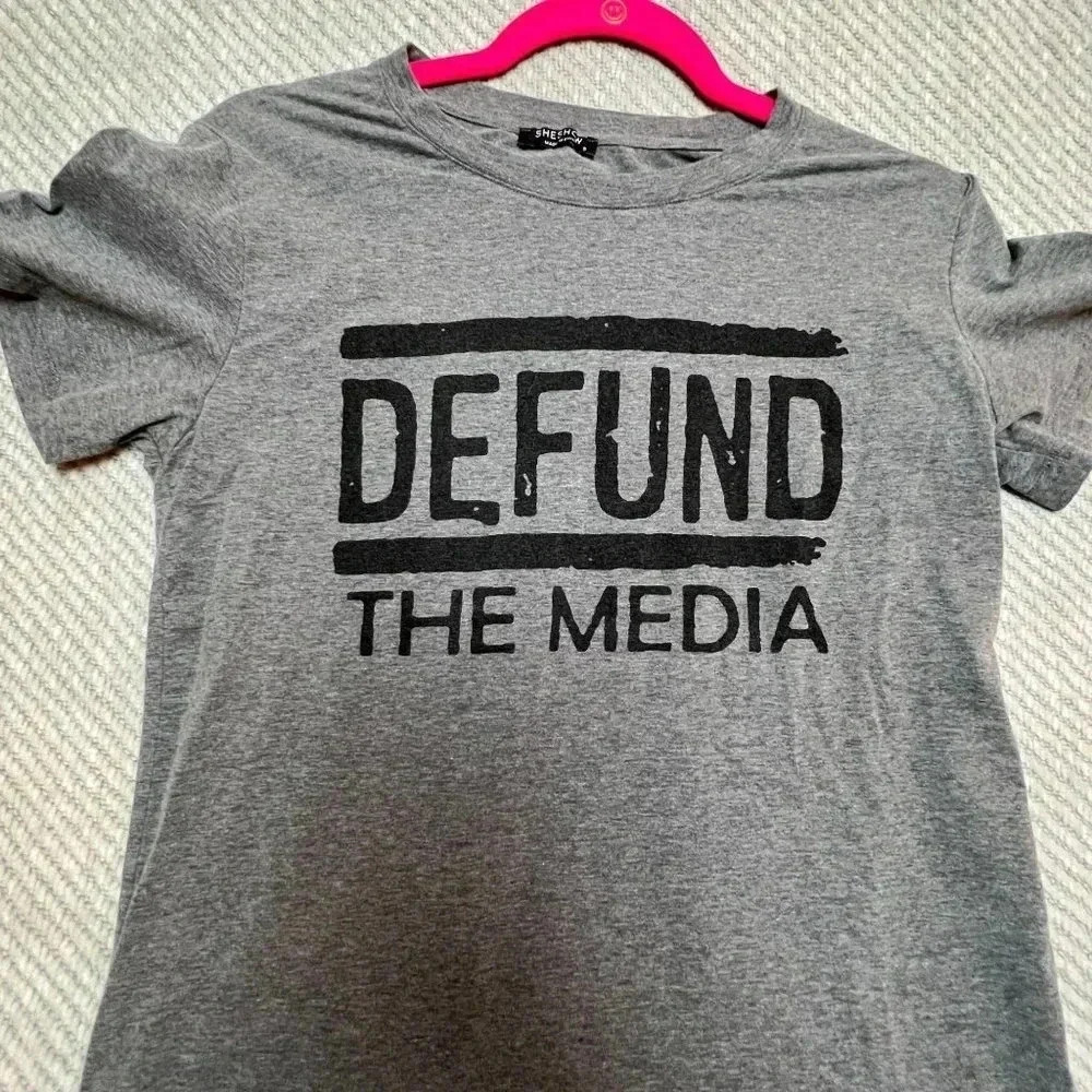 She Show Mens Unisex Defund the Media‎ Gray Graphic Tshirt Sz S Novelty Activism - Picture 5 of 8